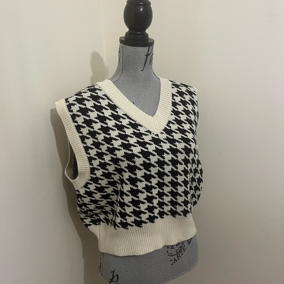 Oak + Fort Houndstooth Sweater Vest, Size Small - Picture 2 of 14